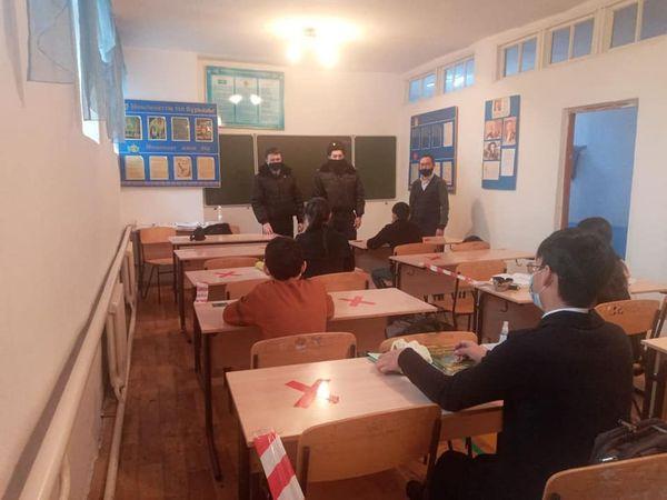 Мектеп инспекторлары  Б.Досумов  және Б.Жабасбаевпен  кездесу