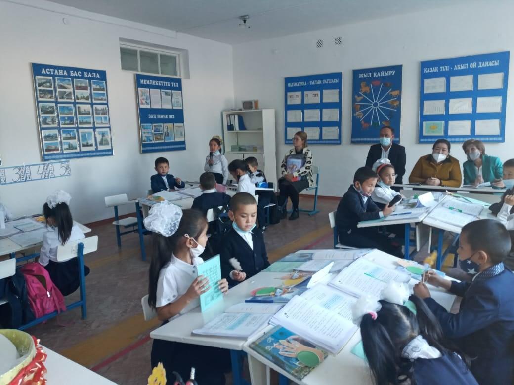 "Ата-анамды құрметтеймін" тақырыбында ашық сабақ өткізді. Сынып жетекшісі:  Нілдібаева Бану Кәдірбекқызы