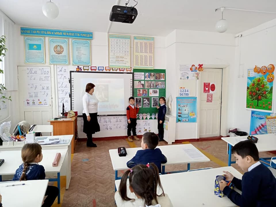 "Күміс көмей әнші Роза Бағланова"тақырыбында тәрбие сағатын өткізді.