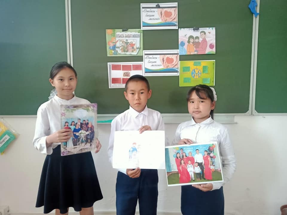 "Отбасы-бақыт мекені" тақырыбында сынып сағаттар,"Отбасындағы құндылықтардың маңызы" тақырыбында ата-аналар жиналыстары  өткізілді.