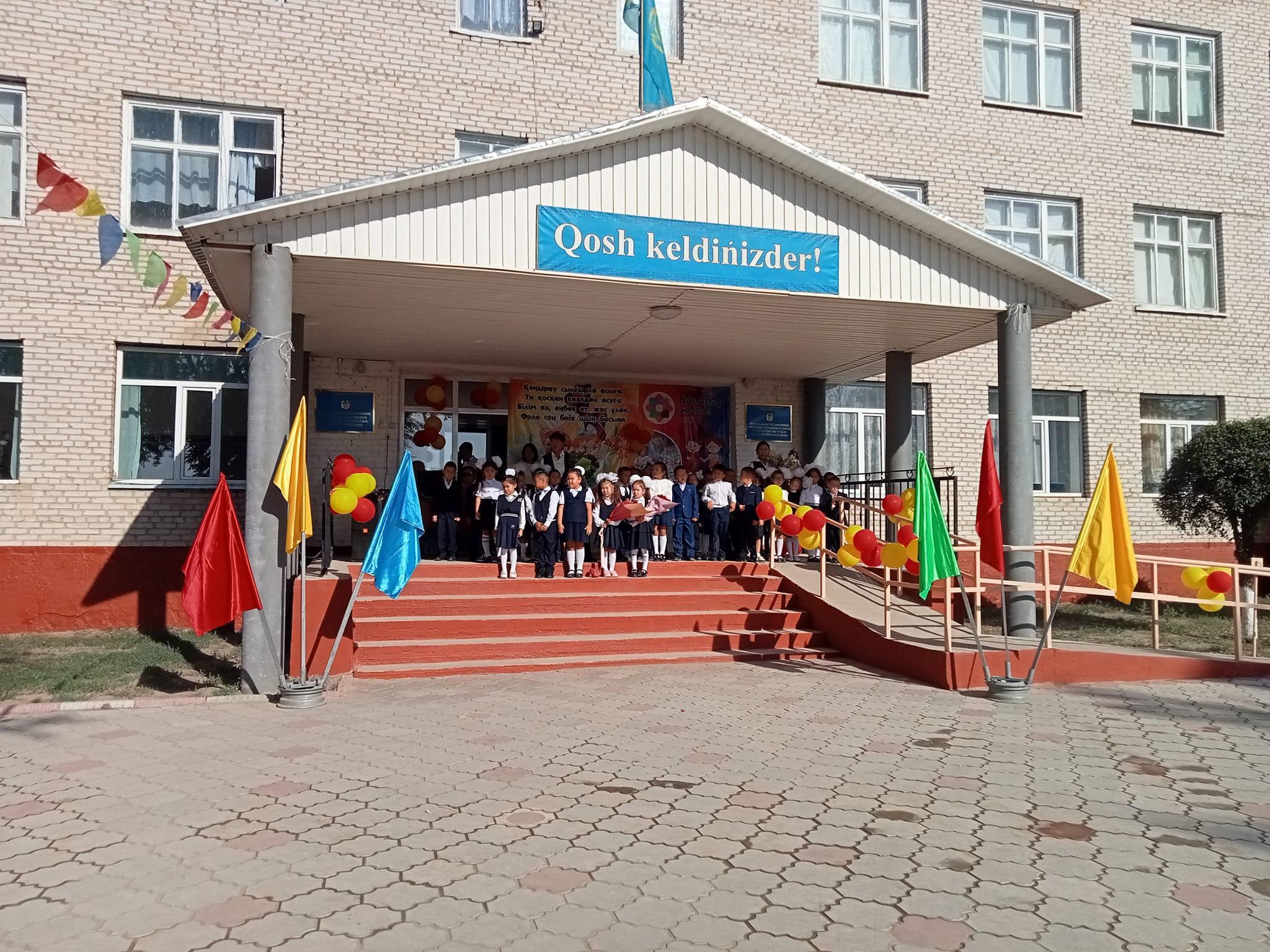 Саттар Естемесов атындағы орта мектебінде Білім күніне орай "Терең білім, еңбеккорлық және отаншылдық қасиет"тақырыбында салтанатты жиын мен сынып сағаттары. өткізілді.